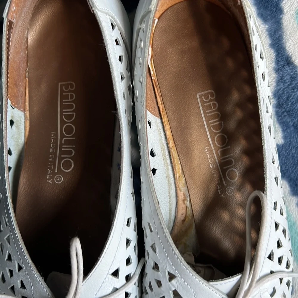 Bandolino White Flats - Picture 6 of 7